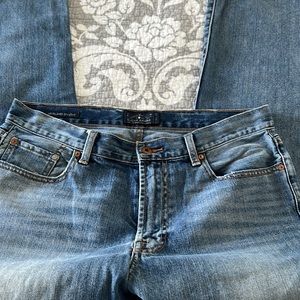 Mens Lucky Brand jeans in medium blue wash. In great condition.
